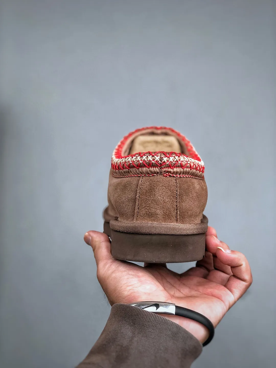 Local self-pickup💰540 supports store placement. The top version on the market. UGG Tazz. Ethnic thin-soled men's and women's models. Xiaohongshu's hot model. Produced by a major foreign trade factory in Guangzhou. Real sheep fur from toe to insole. Independent outer box packaging. Chip. Waterproof process. Different from any version on the market. 5cm thick sole, independently developed original outsole, cashmere insole, keeping warm in winter, suitable for home use. In the new year, uug launched a style series, which is partially geared towards the preferences of young consumers. It has also moved to the forefront of fashion trends. Shoe body material, water-repellent coated suede upper, 17 mm UGGPURE™ implanted wool insole, lightweight non-slip and comfortable rubber outsole, with brand LOGO and trademark, with full package Size: 35 36 37 38 39 40 41 42 43 44 45
